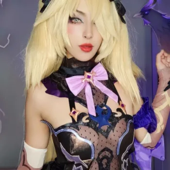 Belo cosplay da Fischl, de Genshin Impact, da Lariyeh Belo cosplay da Fischl, de Genshin Impact, da Lara - capa 01