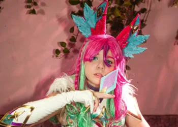 Belo cosplay da Xayah Guardiã Estelar Redimida, de League of Legends - Sage capa 01