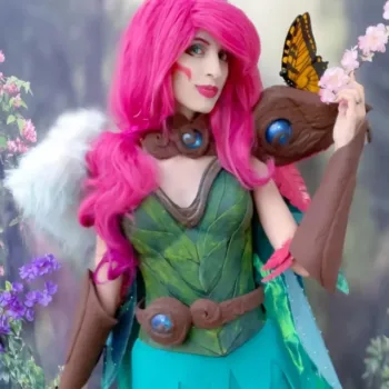 Belo cosplay da Xayah Sabugueiro, de League of Legends, da Mirella Ferreira Belo cosplay da Xayah Sabugueiro, de League of Legends - Mirella Ferreira capa 02