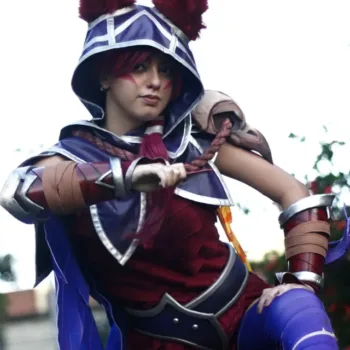 Belo cosplay da Xayah clássica, de League of Legends - Ana Clara capa 02