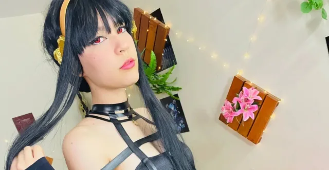 Novas fotos do belo cosplay da Yor Forger, de Spy x Family, da Luna Moon