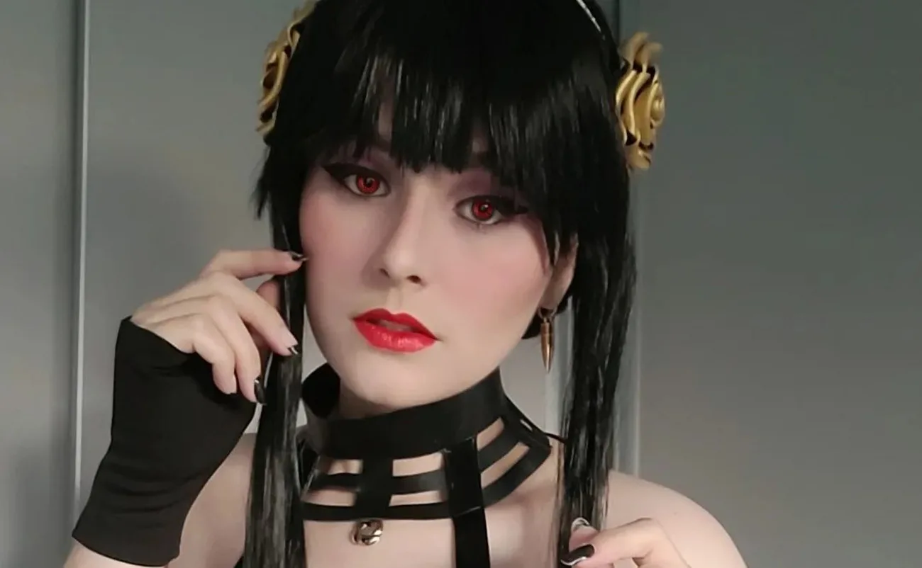 Veja o belo cosplay da Yor Forger, de Spy x Family, da heyxgii! Ela fez a personagem com o vestido de gala! Belo cosplay da Yor Forger, de Spy x Family, da heyxgii - capa 01