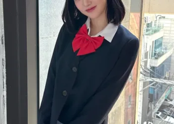 Belo look da Eunha, do Viviz, com saia cinza capa 01