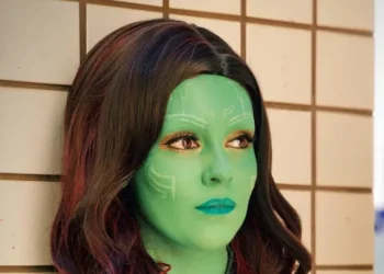 Cosplay incrível da Gamora, dos Guardiões da Galáxia, da Veron Brasileira Veron faz um cosplay incrível da Gamora, dos Guardiões da Galáxia - capa 01