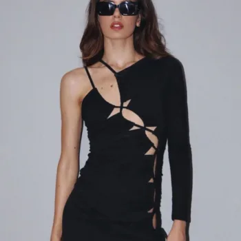 Camila Queiroz com look all-black - Vestido capa 02