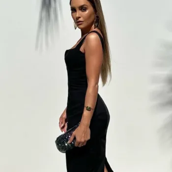 Carla Diaz com belíssimo vestido preto com fenda lateral - capa story