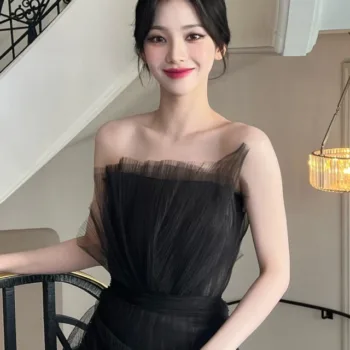 Karina, do Aespa, com belo vestido no Festival de Cannes Karina, do AESPA, usando belo vestido all-black fofo - capa