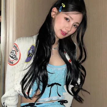 Look da MIYEON, do (G)I-DLE, com cropped e saia azul Look da MIYEON, do (G)I-DLE, com top cropped e saia azul - capa