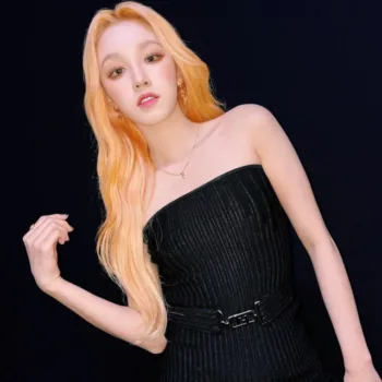Look da YUQI, do (G)I-DLE, com vestido preto capa 01