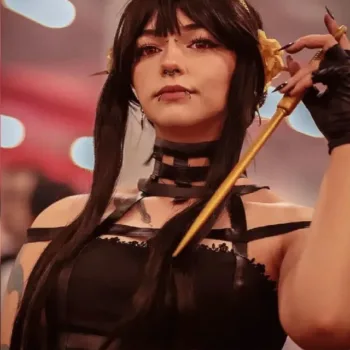 Nova foto do belo cosplay da Yor Forger, de Spy x Family, da Tata - capa 01