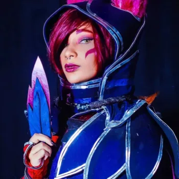Xayah clássica neste lindo cosplay de League of Legends, da Ravena Xayah clássica neste belo cosplay de League of Legends, da Ravena - capa 02