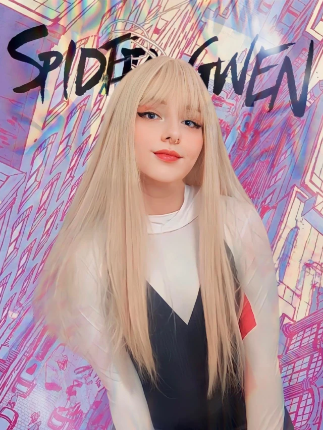 Belo cosplay da Gwen-Aranha, da Duda, com cabelos longos (Aranhaverso)