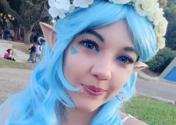 Brasileira Piper faz lindo cosplay da Vivi Nefertari elfa, de One Piece Belo cosplay da Vivi Nefertari, de One Piece, da PIPER - capa 01