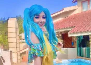 Belo cosplay temático da Sona, de League of Legends, da Dejulha - capa 01