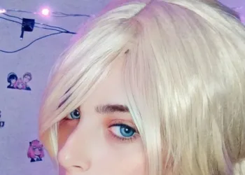 Brasileira Thay Menduni faz belo cosplay da Annie Leonhart, de Attack on Titan Brasileira Thay Menduni faz belo cosplay da Annie Leonhart, de Attack on Titan - capa 01