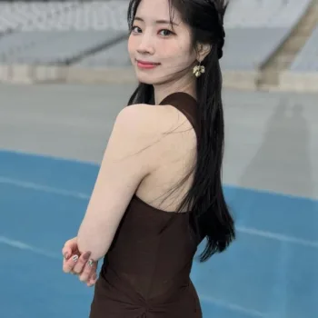 Dahyun, da Twice, com belo vestido - capa