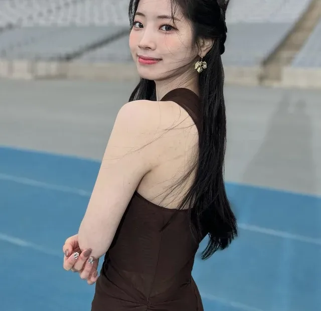 Dahyun, da Twice, com belo vestido - capa