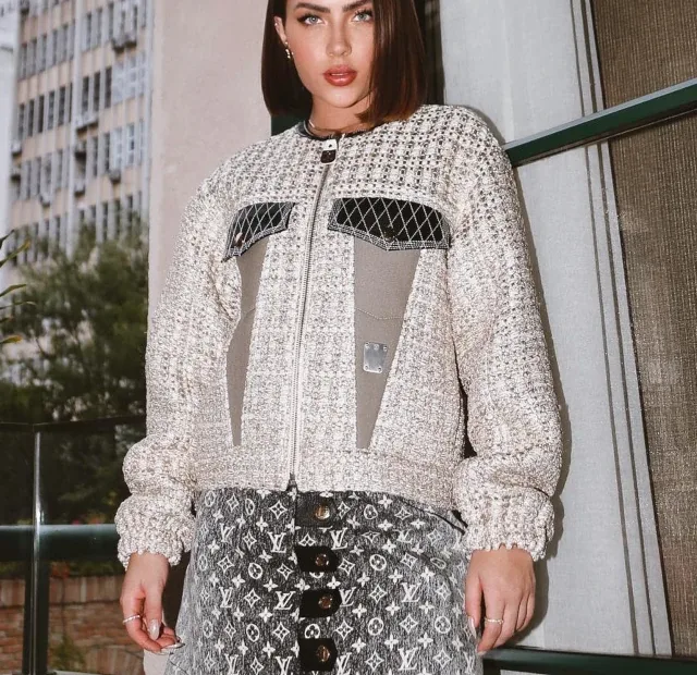 Jade Picon com jaqueta e minissaia da Louis Vuitton capa