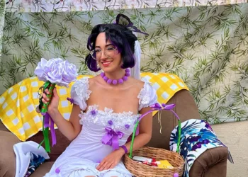 Kimetsu no Yaiba: Shinobu Kocho ganha belo cosplay com vestido de noiva (aproveitando a Festa Junina) Kimetsu no Yaiba - Shinobu ganha belo cosplay com vestido de noiva - capa