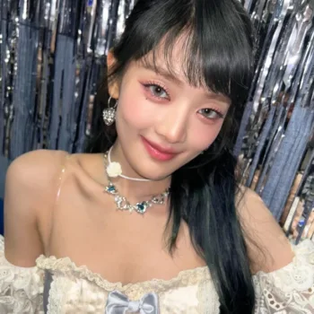 Look da Minnie, do (G)I-DLE, com vestido fofo prateado - capa 01