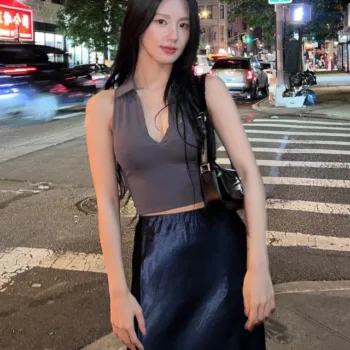 Look recente da MIYEON, do (G)I-DLE, com saia - capa 01