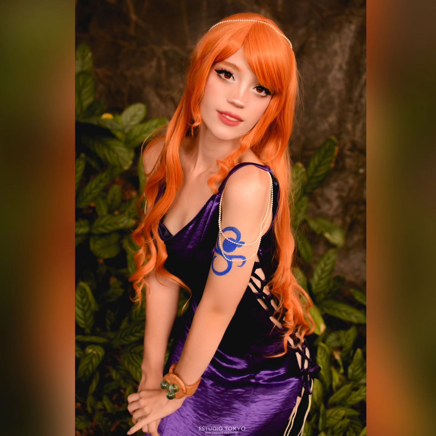 One Piece: Belo cosplay da Nami, com o vestido do arco Zou