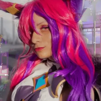 Belo cosplay da Xayah, de League of Legends, da Isadora - capa