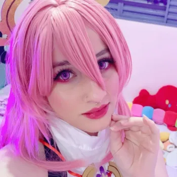 Belo cosplay da Yae Miko, de Genshin Impact, da Gabs - capa 02