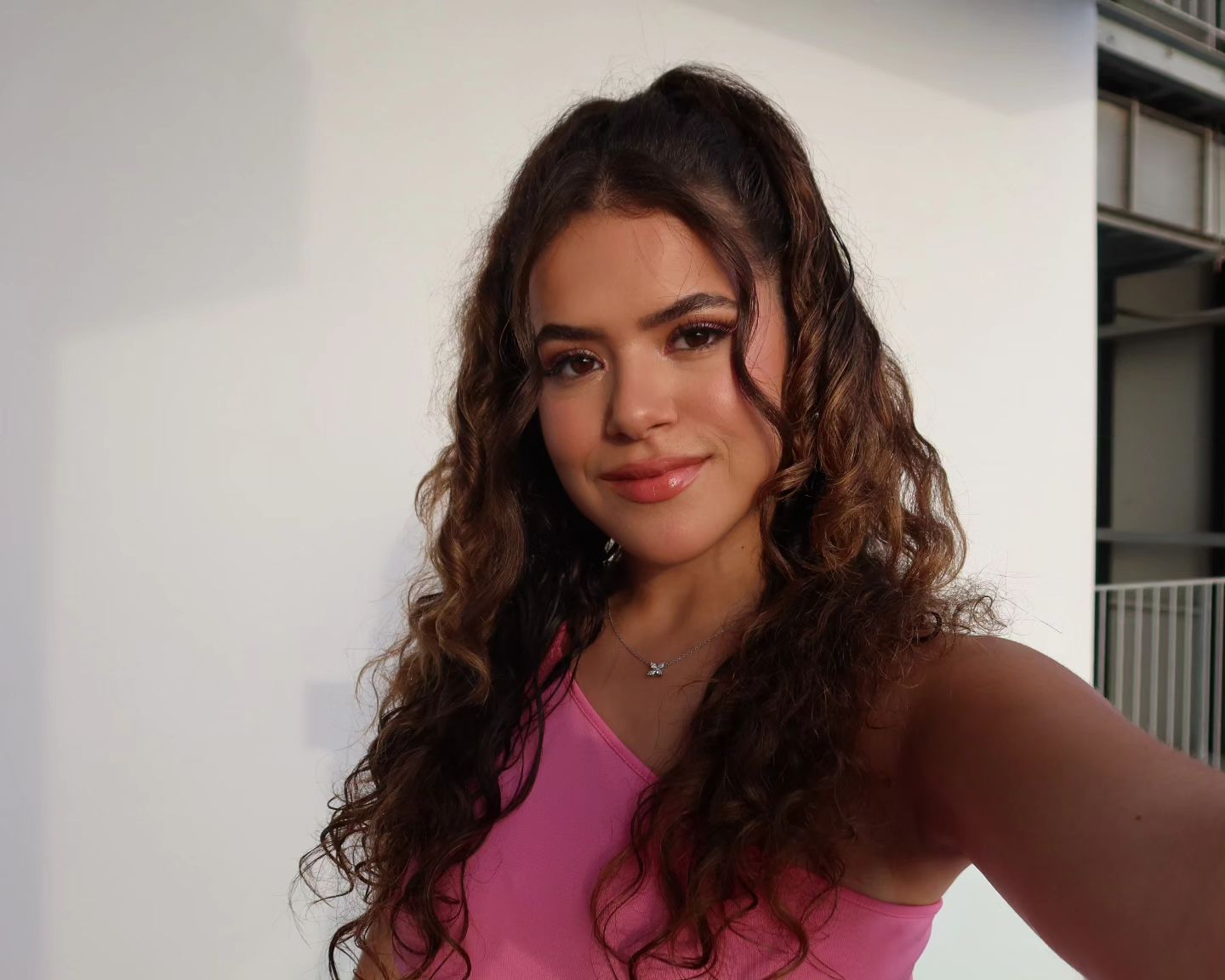 Maisa Silva com vestido rosa 02