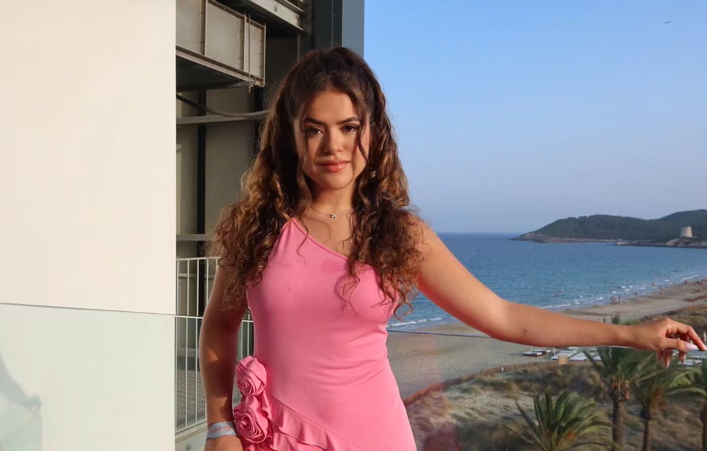 Em clima de verão europeu, Maisa Silva aposta em vestido rosa encantador na Espanha Maisa Silva com vestido rosa capa 01