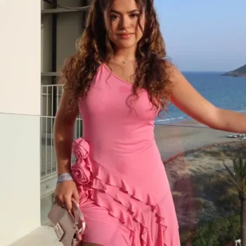 Maisa Silva usa vestido rosa em viagem na Espanha Maisa Silva com vestido rosa capa 02