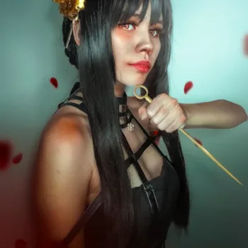 Yor Forger, de Spy x Family, neste belo cosplay da Beatriz Leão - capa 02