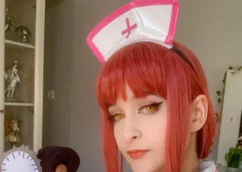 Belo cosplay da Makima (skin Nurse), de Chainsaw Man - Laurinha capa 01