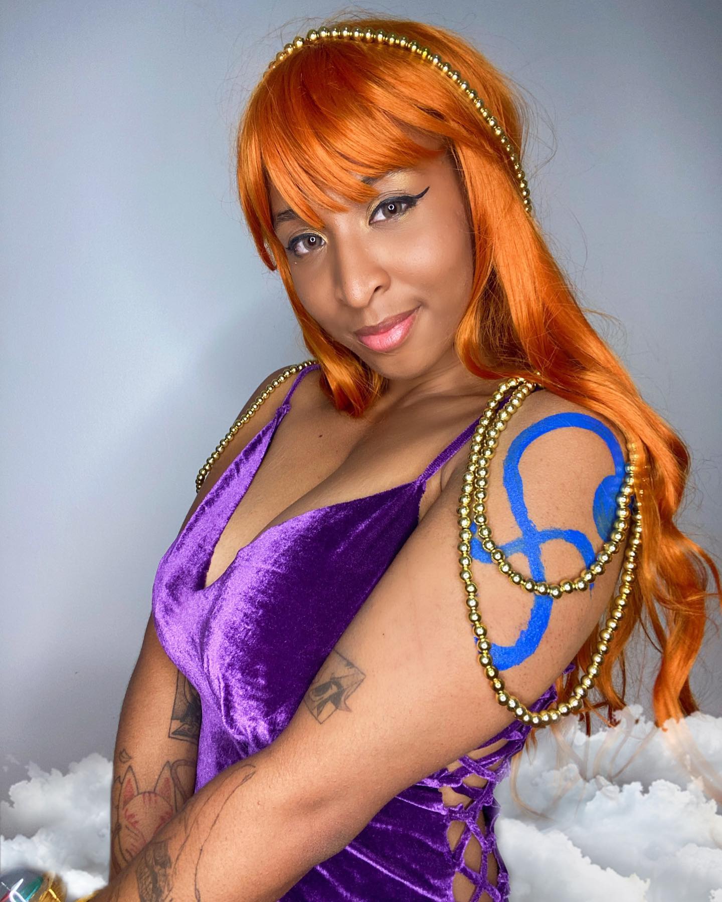 One Piece: Belo cosplay da Nami, com o vestido do arco Zou