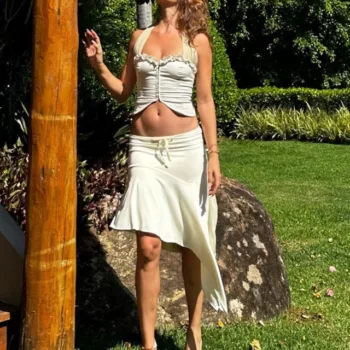 Isis Valverde com top cropped e saia capa