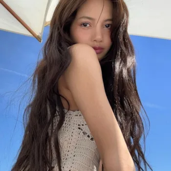 Lisa, do Blackpink, com um belo vestido off-white - capa 01