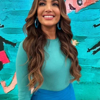 O belo look de Patrícia Poeta com camisa com manga longa e saia capa 02