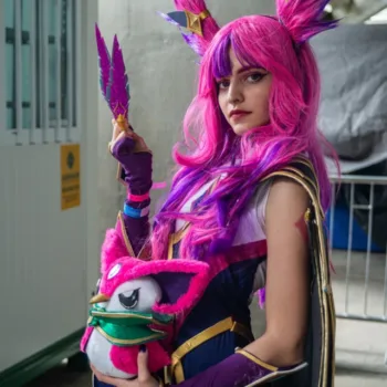 Veja o lindo cosplay da Xayah Guardiã Estelar, de League of Legends, da Lorry Belo cosplay da Xayah, de League of Legends, da Lorry - capa 02