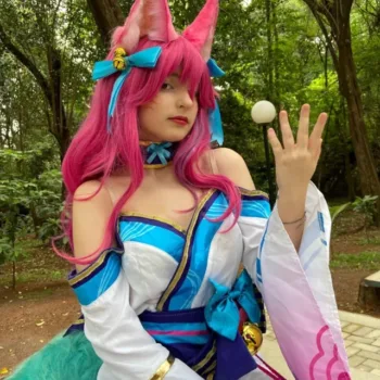 Ahri do Florescer Espiritual, de League of Legends, neste belo cosplay da Sun - capa 02