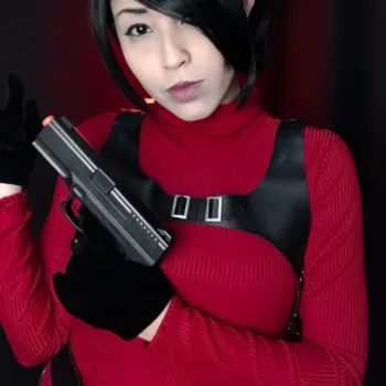 Brasileira Thay faz belo cosplay da Ada Wong, de Resident Evil 4 Belo cosplay da Ada Wong, de Resident Evil 4, da Thay - capa 02