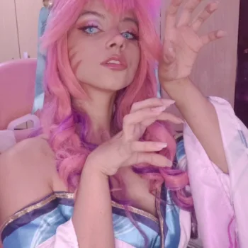 Belo cosplay da Ahri Florescer Espiritual, de League of Legends, da Rhanya Minene Belo cosplay da Ahri Florescer Espiritual, de League of Legends, da Rhanya Minene capa 02