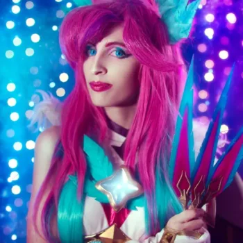 Xayah Guardiã Estelar Redimida neste belo cosplay de League of Legends Belo cosplay da Xayah Guardiã Estelar Redimida, de League of Legends - Mirella Ferreira capa 02