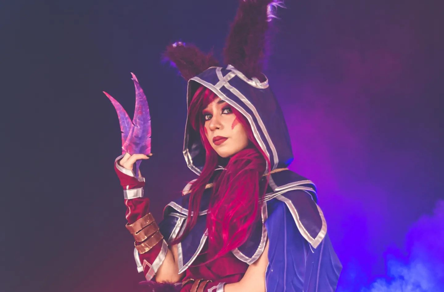 Belo cosplay da Xayah clássica, de League of Legends, da Gabi capa