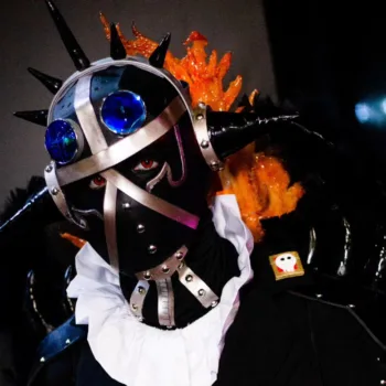 King, de One Piece, ganha um cosplay incrível do Kaonashi (Leo) Cosplay incrível do King, de One Piece - Kaonashi capa 01