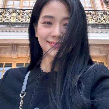 Jisoo, do Blackpink, passeando em Paris capa