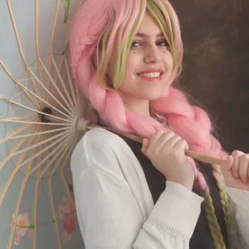 Kimetsu no Yaiba - Veja o lindo cosplay da Mitsuri, da Titia Maiii - capa 02