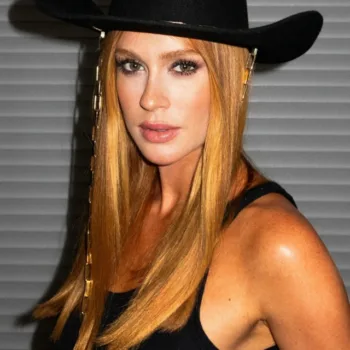 Marina Ruy Barbosa com look country e minissaia jeans capa