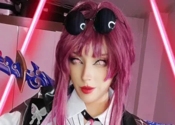 Belo cosplay da Kafka, de Honkai Star Rail, da Lariyeh - capa stories