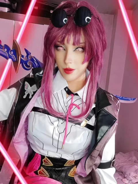 Belo cosplay da Kafka, de Honkai Star Rail, da Lariyeh