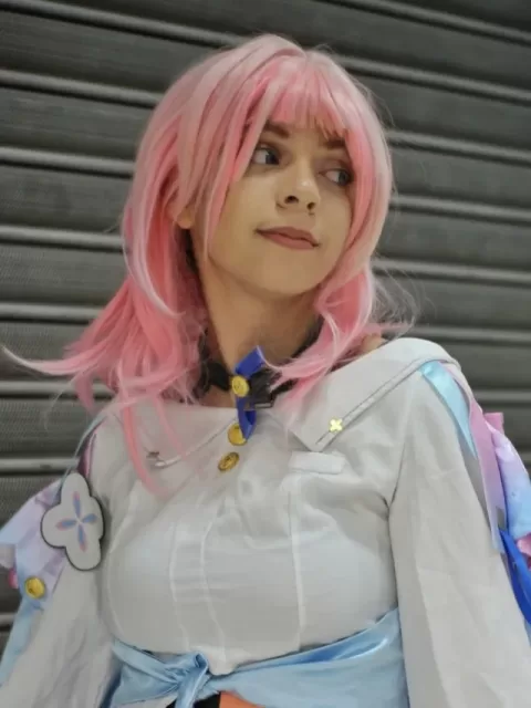 Belo cosplay da Sete de Março, de Honkai Star Rail, da Gabriela